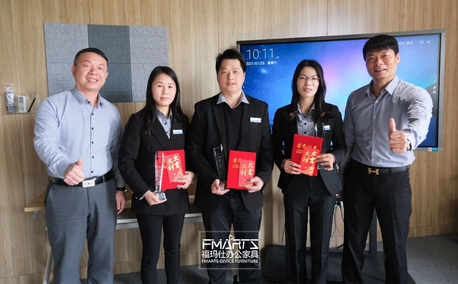 鄧總、周總為銷售最佳新人頒獎
